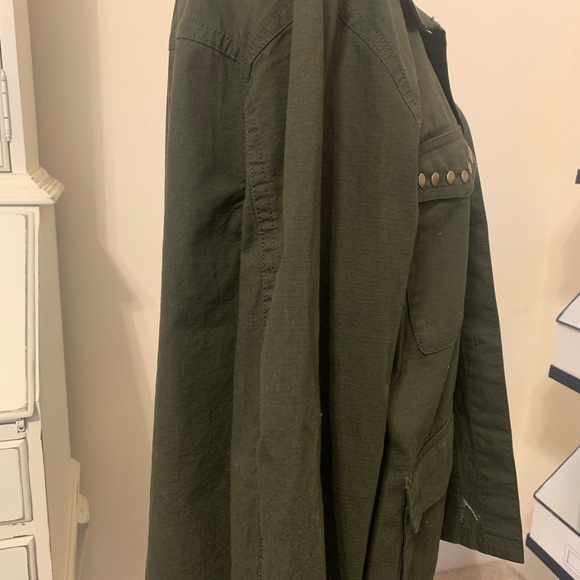 Divided by H& M army green jacket size 8. Gorgeous with unique decals - Picture 5 of 8